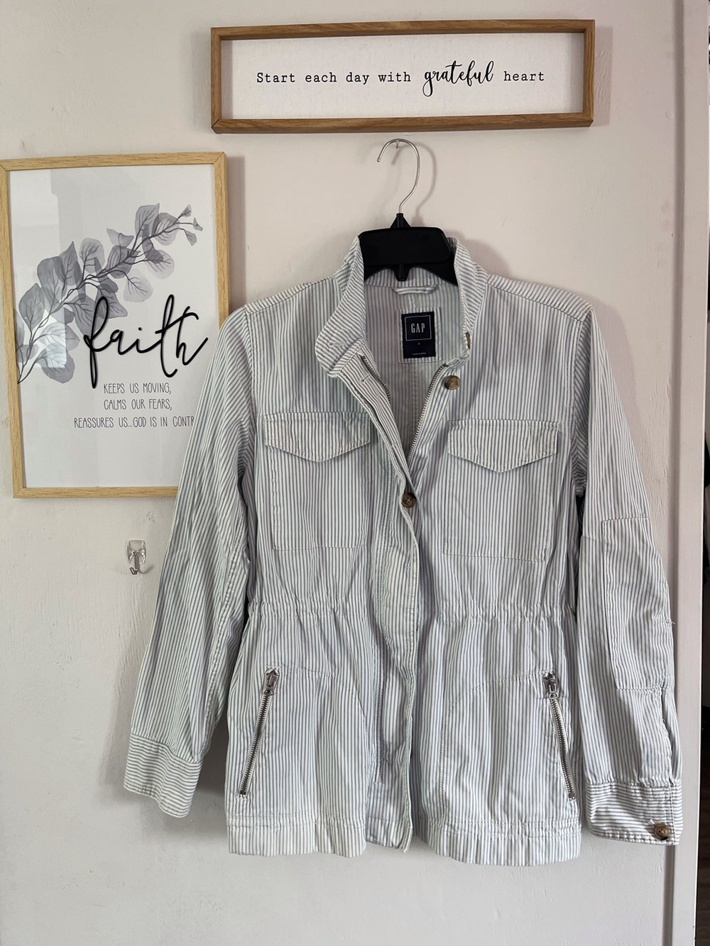 GAP Women's Striped Utility Jacket - White with Light Gray Pinstripes